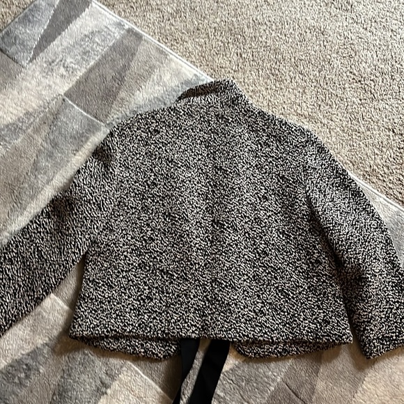 Ann Taylor Blazer Cropped - Picture 3 of 3